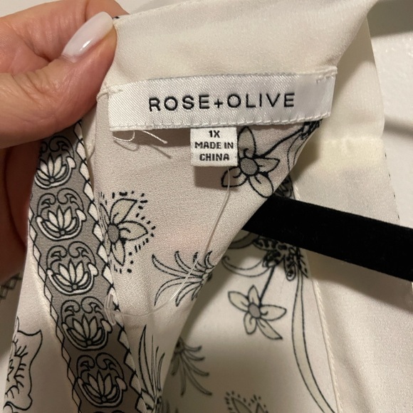 ROSE + OLIVE Women’s Off White/Black Floral Top SZ 1X - Picture 6 of 7